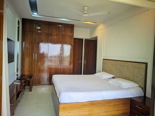 3 bedrooms, iron/ironing board, WiFi, bed sheets - 3BHK spacious, clean, cozy apartment at a prime and convenient location (Mumbai)