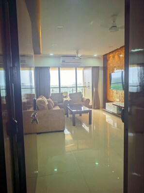 Living area - 3BHK spacious, clean, cozy apartment at a prime and convenient location (Mumbai)