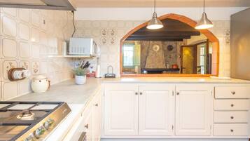 Een koelkast, een magnetron, een oven, een vaatwasser