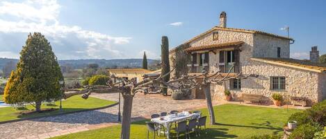 تناول الطعام بالخارج