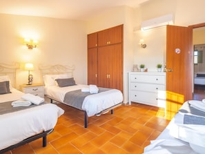 3 bedrooms, iron/ironing board, bed sheets