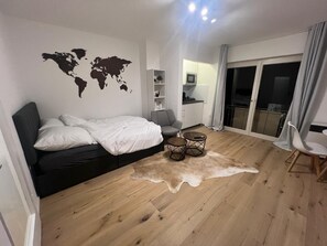 1 dormitorio, tabla de planchar con plancha, wifi y ropa de cama