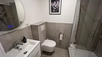 Dusche, Haartrockner, Handtücher, Seife