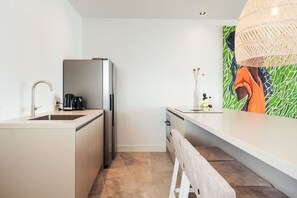 Fridge, oven, stovetop, coffee/tea maker