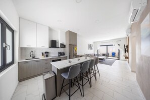 Een koelkast, een magnetron, een oven, een kookplaat