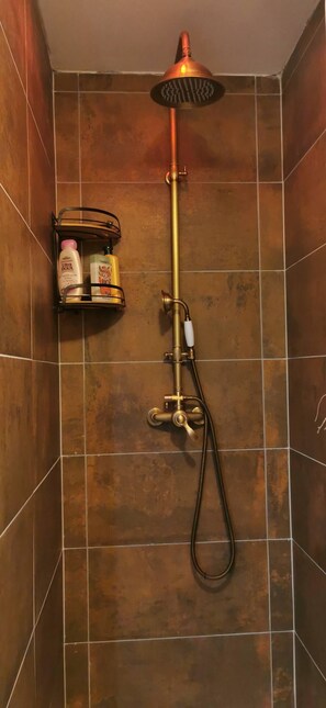 Suihku, hiustenkuivaaja, pyyhkeet, saippua