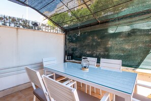 Outdoor dining - Charming Italian Apartment in Barletta with Garden and BBQ (Barletta)