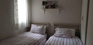 2 bedrooms, iron/ironing board, Internet, bed sheets