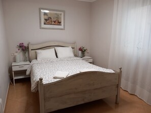 2 bedrooms, iron/ironing board, internet, bed sheets