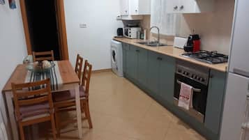Frigorífico, microondas, horno y placa de cocina