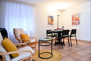 Leilighet, 1 soverom, balkong, byutsikt | Spisestue