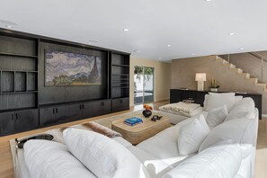 Smart-TV, Kamin, Arbeitsbereiche