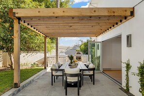 Outdoor dining - Luxury Hollywood Hills Home with Pool, Outdoor Dining & Views | Skyline Chalet (Los Angeles)