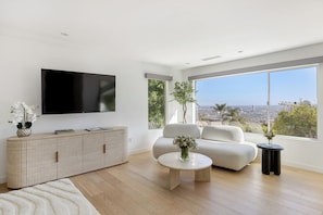 Smart-TV, Kamin, Arbeitsbereiche