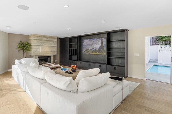Smart TV, chimenea y oficina 