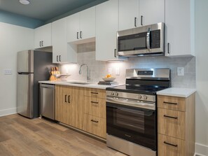 Réfrigérateur, micro-ondes, plaque de cuisson, lave-vaisselle