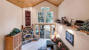 Smart TV, fireplace - Pinewood Lodge by AvantStay | Cozy Cabin Near Ski Resorts & Hiking (Truckee)