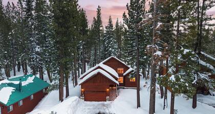 Pinewood Lodge by AvantStay | Cozy Cabin Near Ski Resorts & Hiking