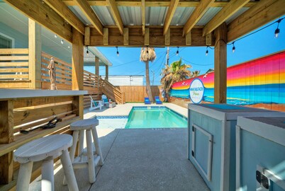 Sleeps 22! 2 Homes | Priv Pool, Putting Green, Bar, Deck, Prime Port A Location