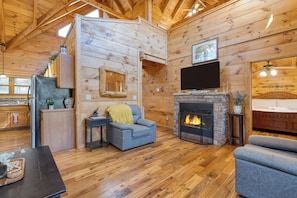 Smart TV, fireplace, video games - Hot Tub + Game Room | Mins to Dollywood + Smokies | Four Bears Lodge (Sevierville)