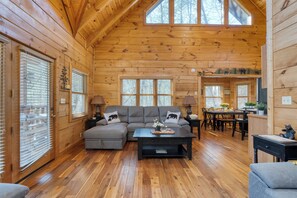 Smart TV, fireplace, video games - Hot Tub + Game Room | Mins to Dollywood + Smokies | Four Bears Lodge (Sevierville)