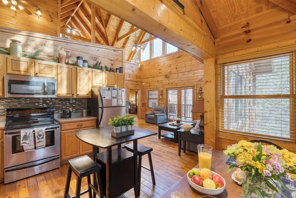 冷蔵庫、電子レンジ、オーブン、コンロ