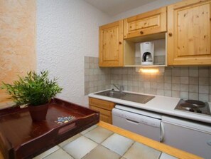 Fridge, oven, dishwasher, cookware/dishes/utensils
