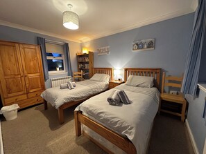 2 dormitorios, escritorio, tabla de planchar con plancha y cuna de viaje