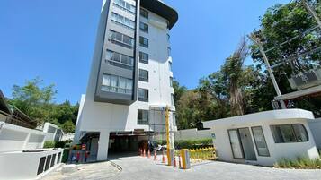 Vista frontal de la propiedad por la tarde o noche