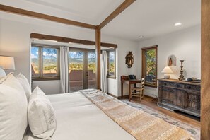 4 quartos, escrivaninha, ferros/tábuas de passar roupa, berço de viagem