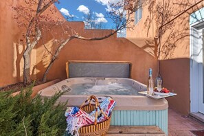 Outdoor spa tub - Ski Discounts! Luxe Escape near Opera | Spa • Pool • Casita (Santa Fe)