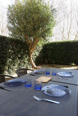 Outdoor dining - St Cyprien cozy apartment near the beach with garden (Saint-Cyprien)