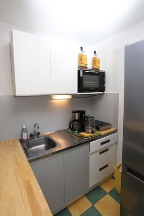 Fridge, microwave, oven, coffee/tea maker - St Cyprien cozy apartment near the beach with garden (Saint-Cyprien)