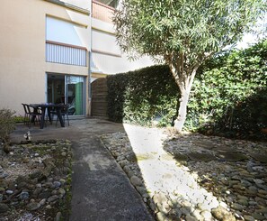 Outdoor dining - St Cyprien cozy apartment near the beach with garden (Saint-Cyprien)