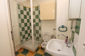 Shower, hair dryer - St Cyprien cozy apartment near the beach with garden (Saint-Cyprien)