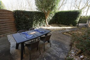 Outdoor dining - St Cyprien cozy apartment near the beach with garden (Saint-Cyprien)