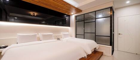 Espacio para trabajar con laptop y cortinas blackout