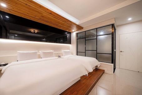 Espacio para trabajar con laptop y cortinas blackout . Hound Hotel Daeyeon
