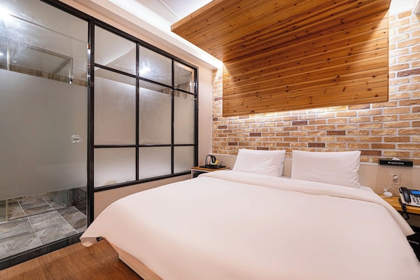 Habitación estándar doble, no fumadores | Espacio para trabajar con un portátil y cortinas opacas