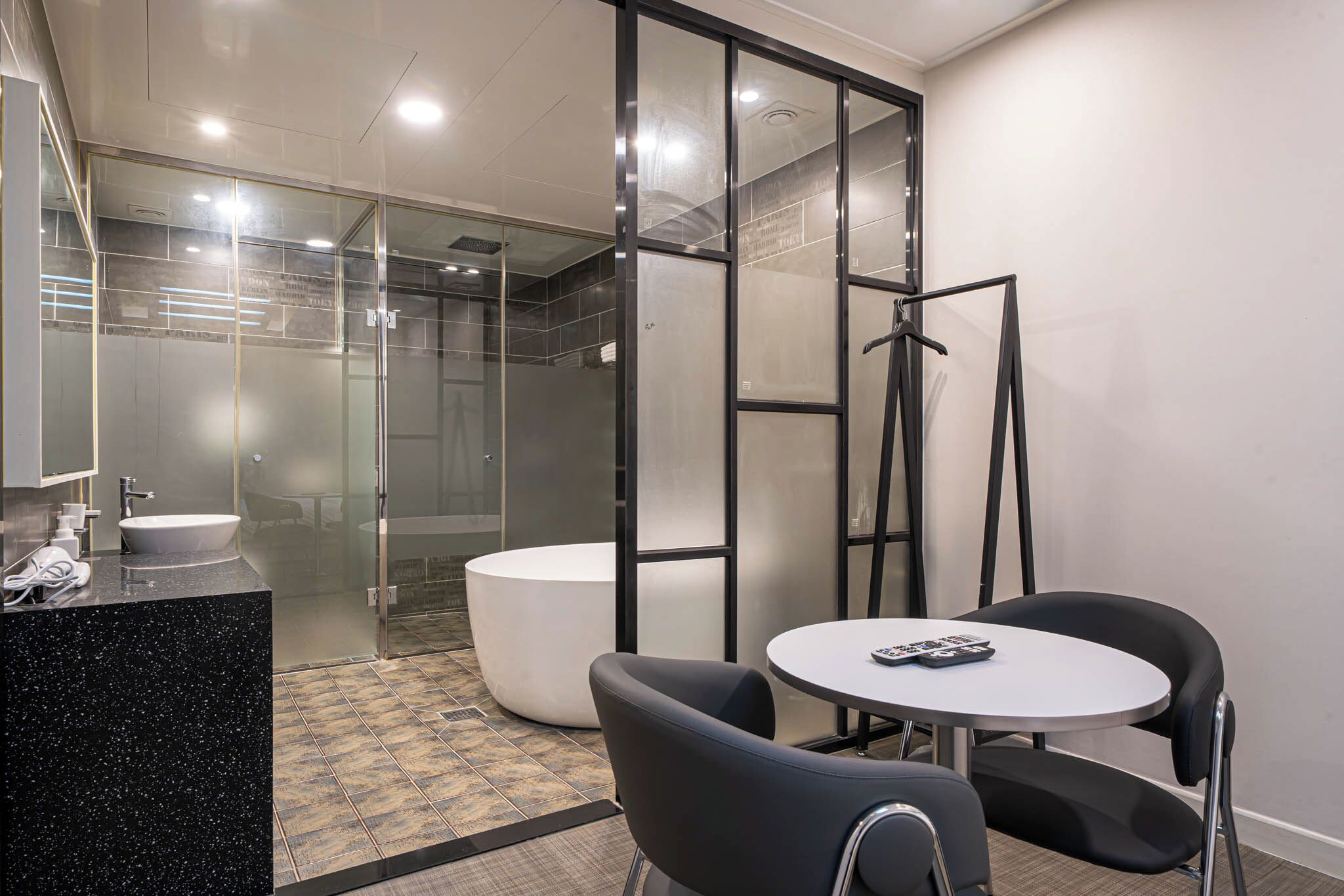 Habitación Deluxe doble, no fumadores | Espacio para trabajar con un portátil y cortinas opacas