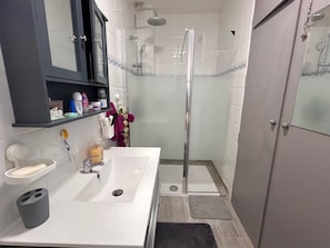 Dusche, Haartrockner, Handtücher