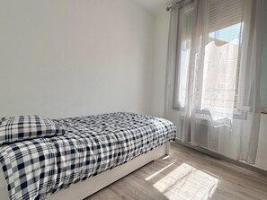 2 bedrooms, iron/ironing board, WiFi, bed sheets
