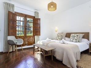 4 soverom, strykejern/-brett, internettilgang og sengetøy