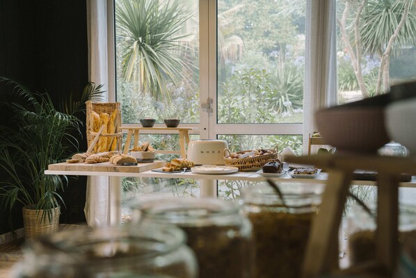 Dagelijks ontbijtbuffet (EUR 14.50 per persoon)