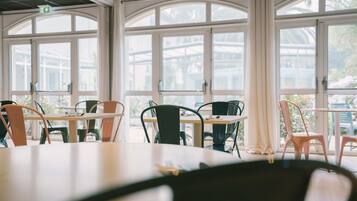 Petit déjeuner buffet (14.50 EUR par personne)