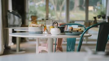 Tägliches Frühstücksbuffet (14.50 EUR pro Person)