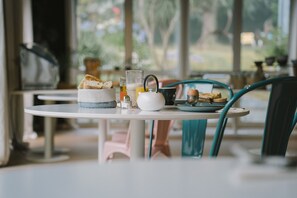 Desayuno buffet (EUR 14.50 por persona) 