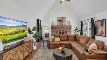 Smart TV, lareira, videogames, pebolim