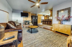Living area - Spacious 2BR, 2BA for 6- Kristi (Brian Head)