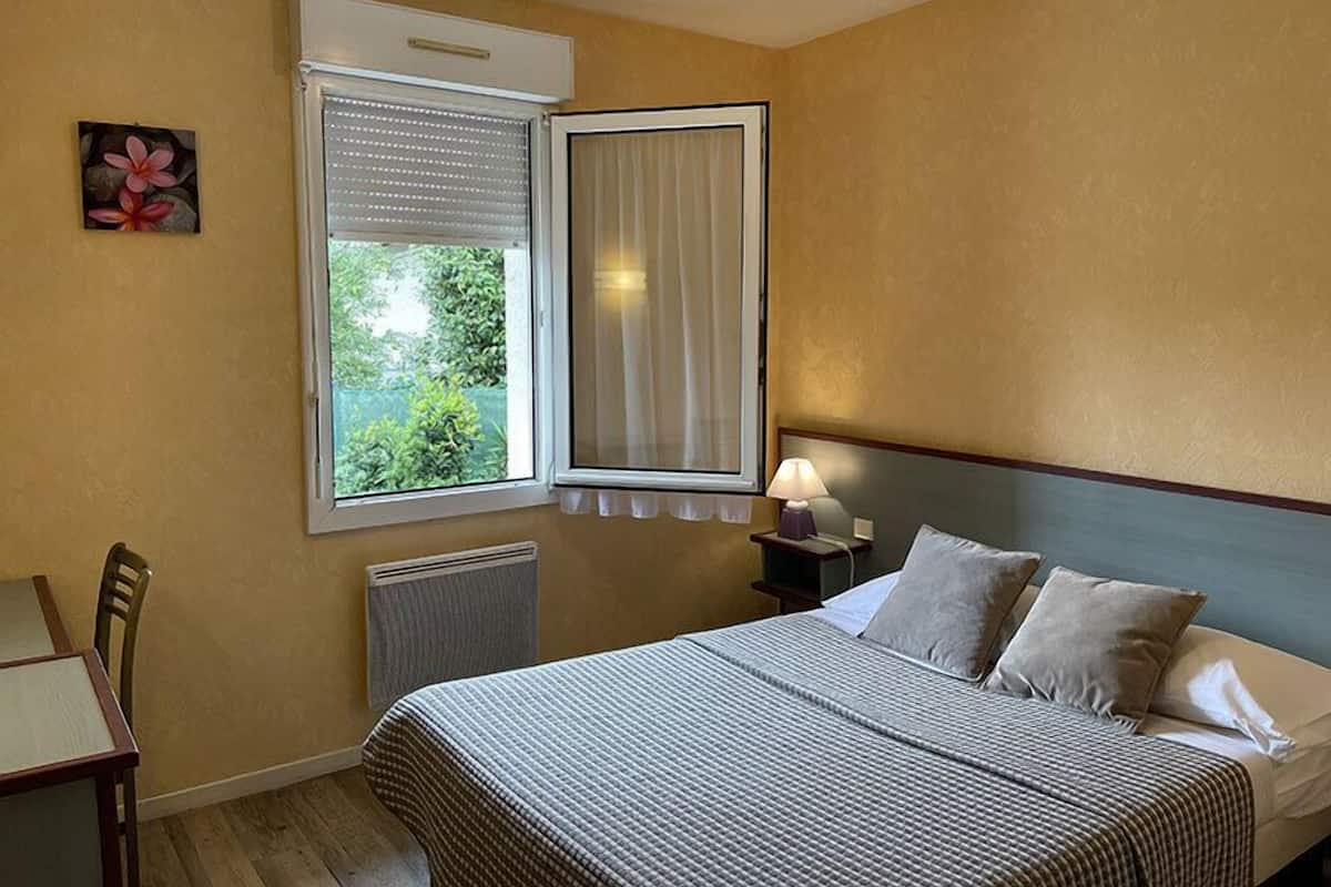 Quarto casal clássico | Escrivaninha, Wi-Fi de cortesia